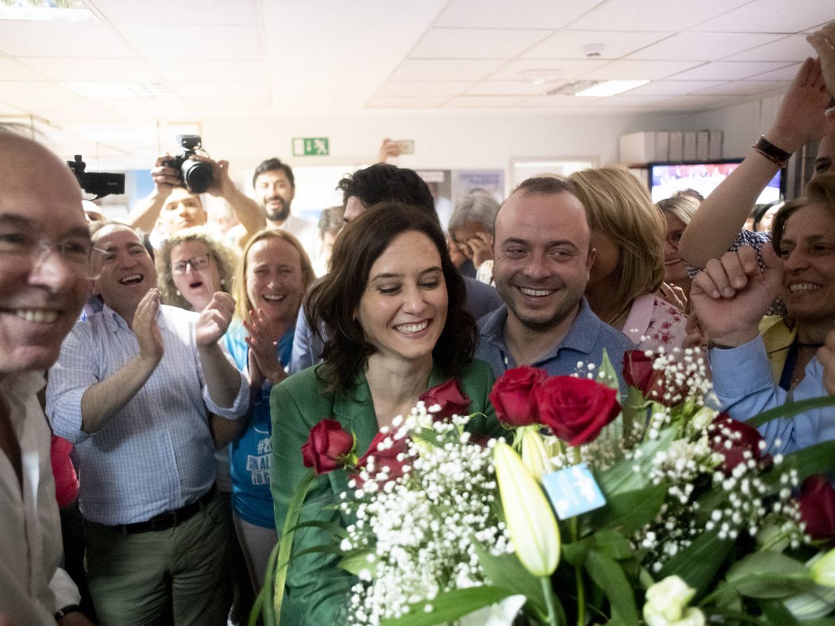 Foto: Carromero, en la sede de Génova, felicitando a Díaz Ayuso tras las últimas elecciones.