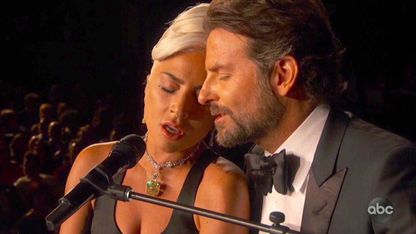 Lady Gaga y Bradley Cooper durante la actuación. (ABC TV)