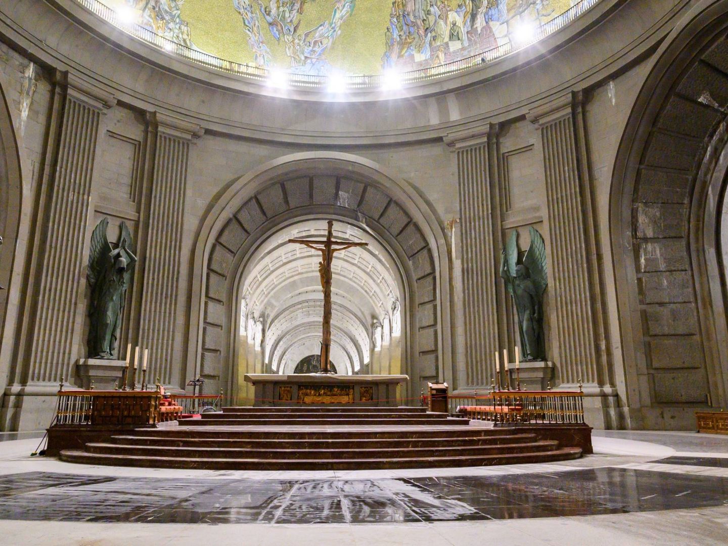 Primer plano del presbiterio de la basílica del Valle de los Caídos, el lugar entre el altar mayor y el coro en el que se ubicaba la tumba de Francisco Franco, este 28 de octubre de 2019. (Moncloa)