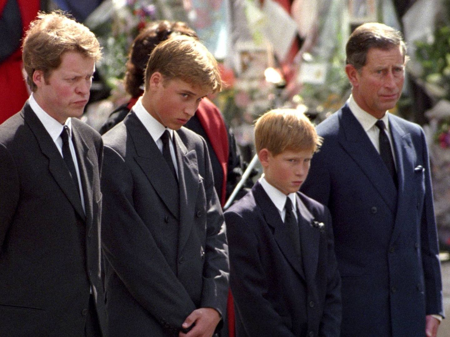 Carlos de Inglaterra, con sus hijos y cuñado en el funeral de Lady Di. (EFE)