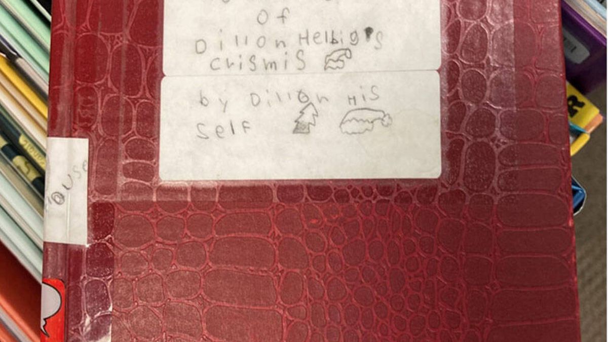 Un niño de 8 años escribe un libro, lo esconde en la biblioteca y se hace viral