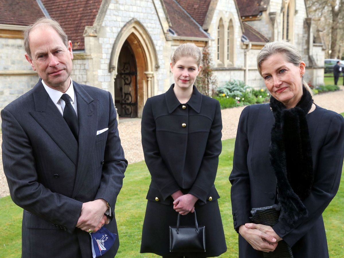 Foto: Lady Louise junto a sus padres, los duques de Wessex. (Reuters/Steve Parsons)