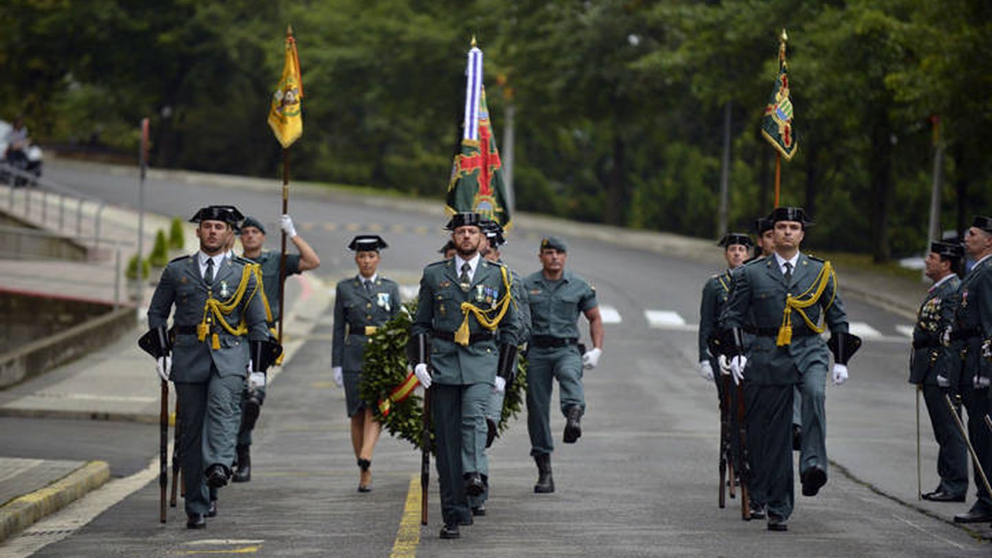 Desfile de varias unidades de la Guardia Civil de Intxaurrondo. (Interior)