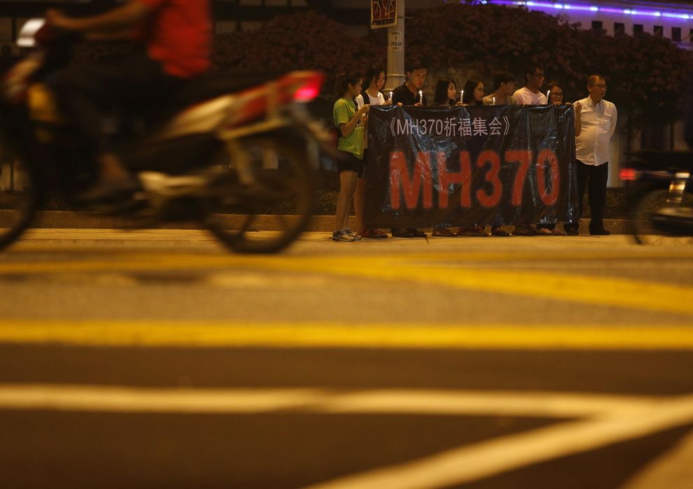 Foto: Malasios rezan por los pasajeros del avión desaparecido en Kuala Lumpur (Reuters).