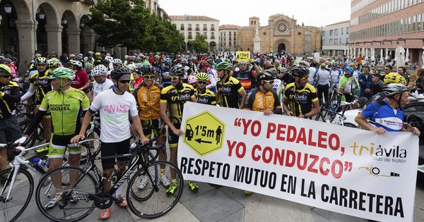 Foto: Concentración ciclista organizada por el club de triatlón Triávila. (EFE)