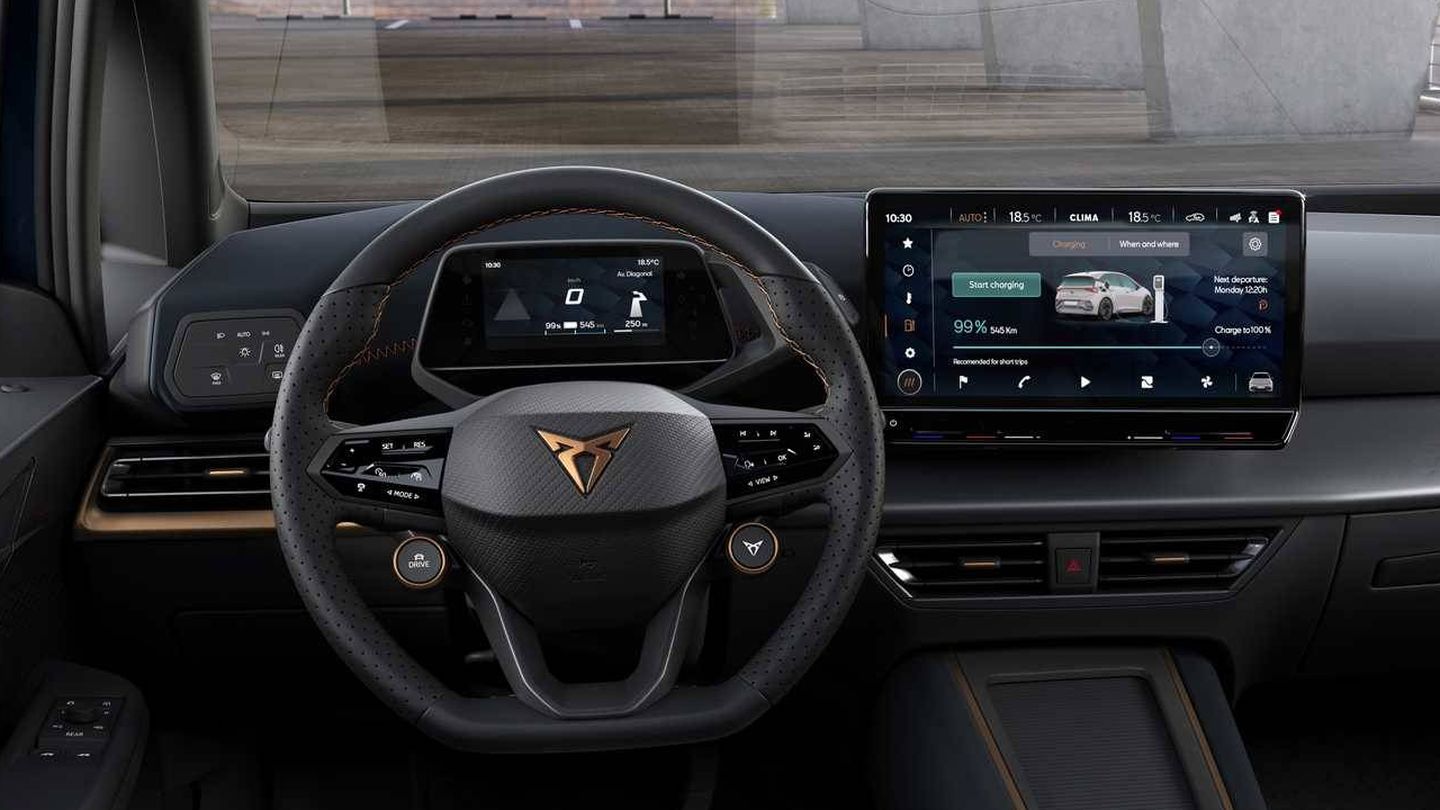 El Cupra Born ofrecerá mucha tecnología pero también deportividad con su volante con botones satélite. 