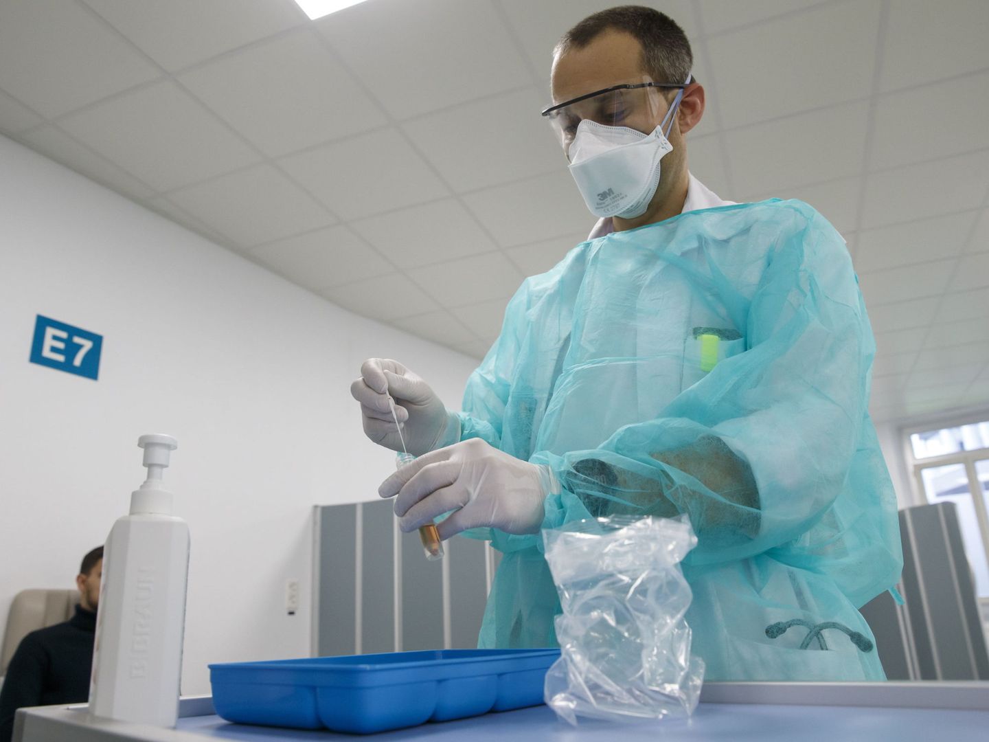 Un médico suizo analiza muestras del coronavirus en un hospital de Ginebra. (EFE)