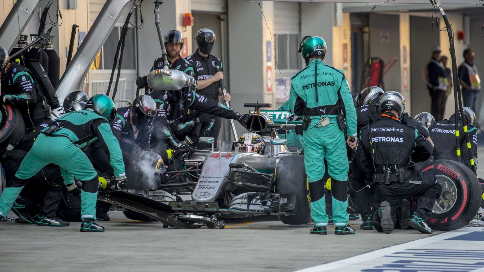 Foto: Lewis Hamilton en un pit stop durante la carrera de Sochi.