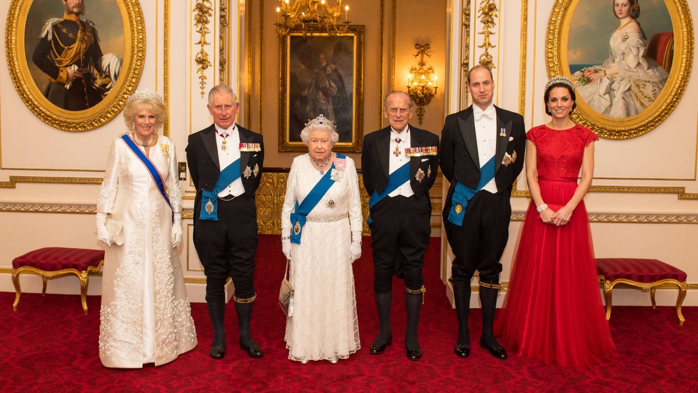 Los duques de Cambridge, la reina Isabel y el duque de Edimburgo, el príncipe Carlos y Camilla. (Getty)