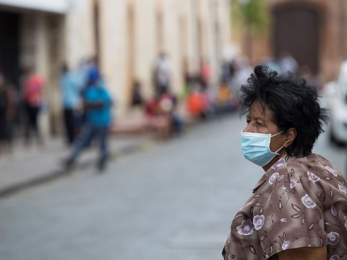 Foto: Una mujer se protege con una mascarilla en Santo Domingo (EFE)