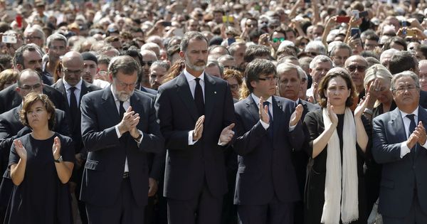 Foto: El rey Felipe VI, entre el presidente del Gobierno, Mariano Rajoy, y el presidente de la Generalitat, Carles Puigdemont, en Barcelona. (EFE)