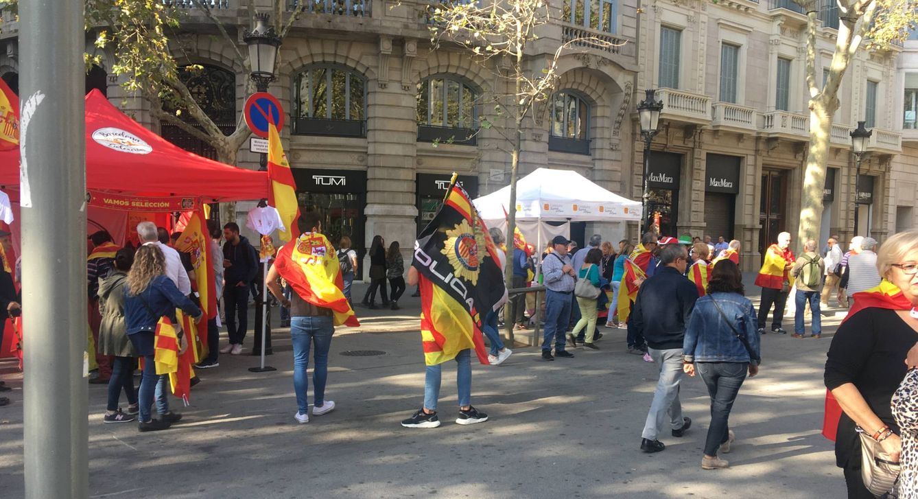 Protestantes portan banderas de España en Barcelona. (Antonio Fernández)