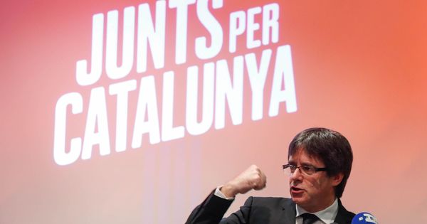 Foto: El expresidente catalán Carles Puigdemont presenta JxCAT en Oostkamp, en las afueras de Brujas (Bélgica). (Reuters)