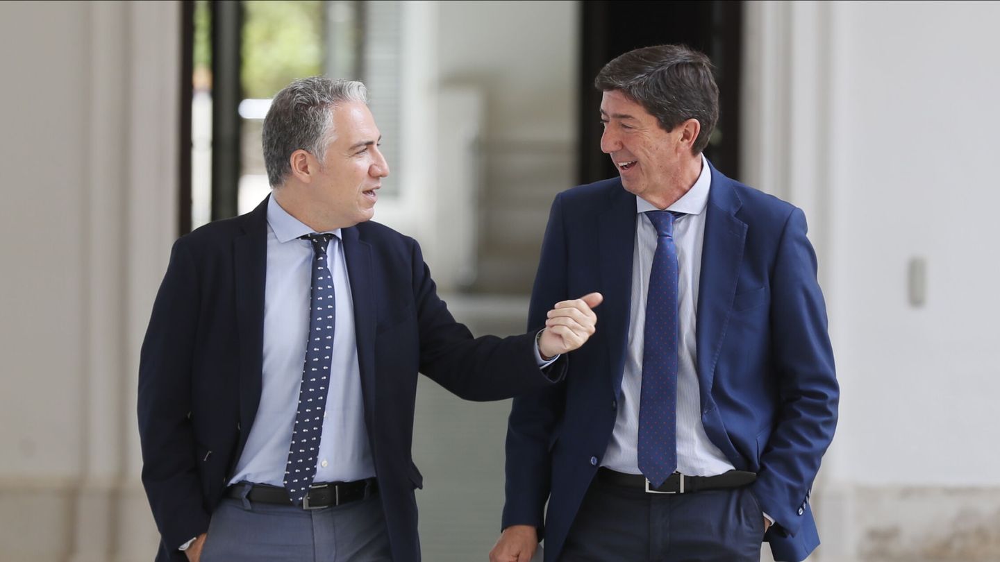 El consejero de Presidencia, en funciones, Elías Bendodo (i), conversa con el vicepresidente en funciones de la Junta de Andalucía, Juan Marín. (EFE/José Manuel Vidal)