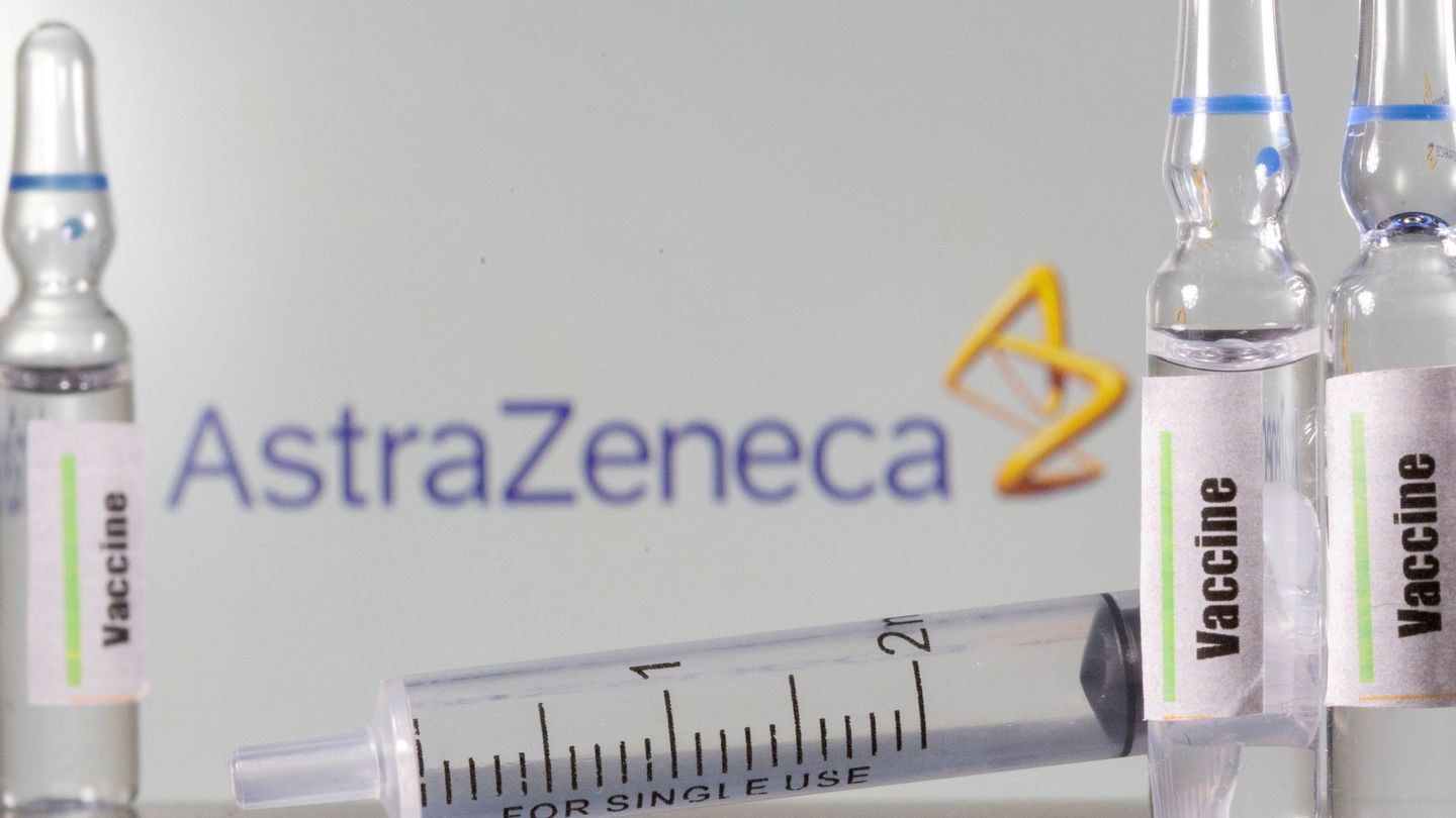 Logo y vacuna de AstraZeneca. (EFE)