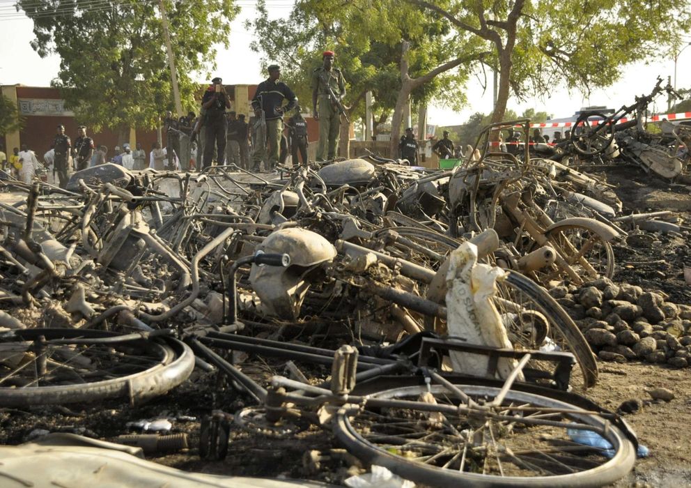 Foto: Oficiales de policía junto a la escena de un atentado obra de Boko Haram contra la Mezquita Central de Kano, Nigeria (Reuters)