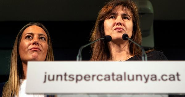 Foto: Las candidatas de JxCAT Laura Borràs (d) y Mìriam Nogueras, durante una rueda de prensa. (EFE)