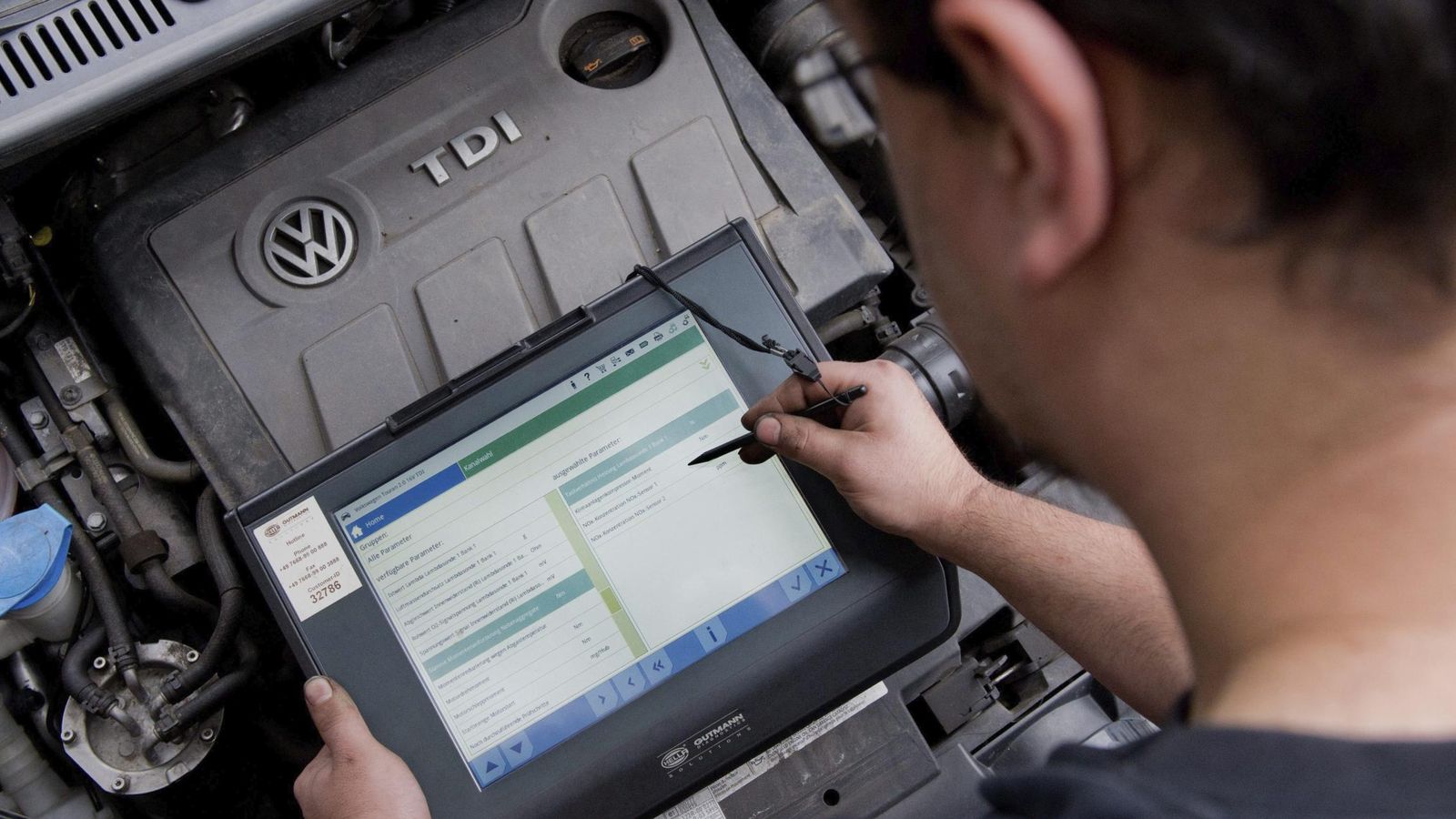 Foto: Un mecánico hace un análisis a un Volkswagen Touran. (EFE)