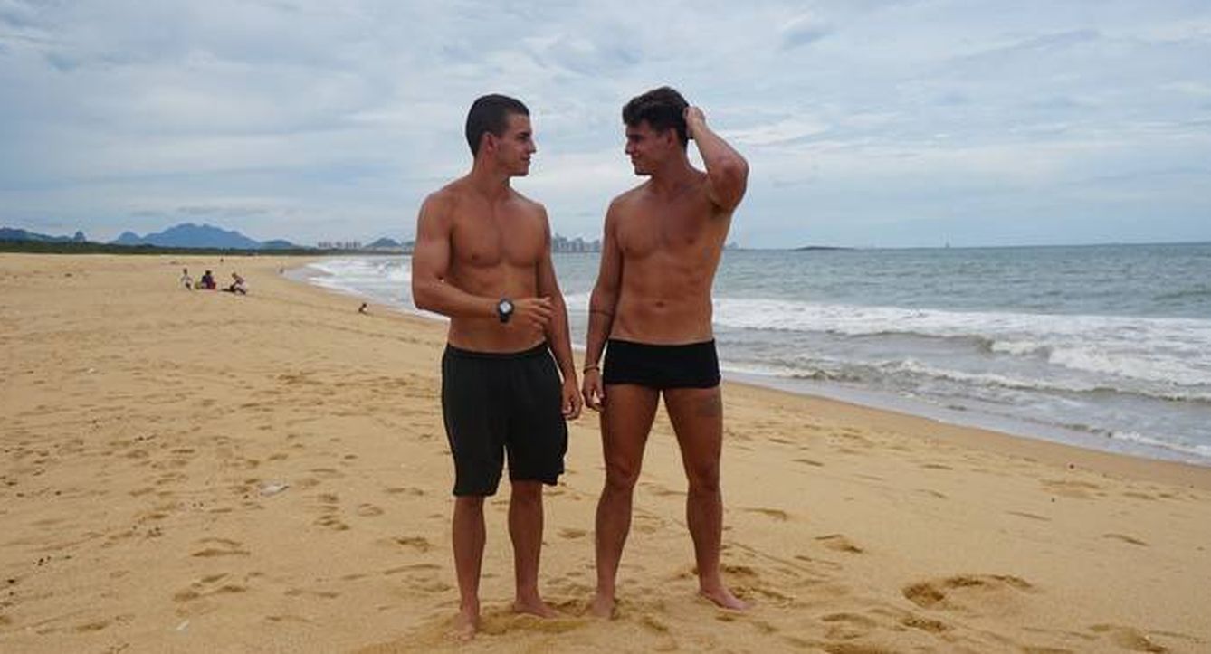Los gemelos Antonio y Manoel en la playa