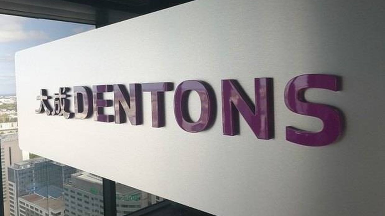 Foto: Logo de Dentons, el despacho de abogados más grande del mundo.