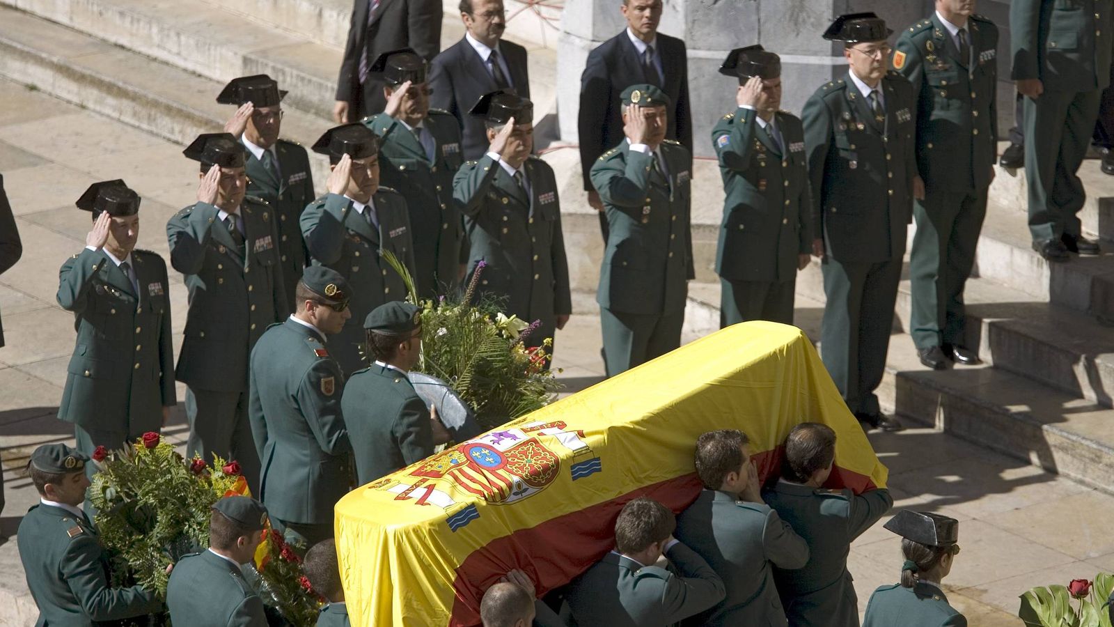 Foto: Los restos del guardia civil Juan Manuel Piñuel, asesinado en el atentado contra la casa cuartel de Legutiano en 2008. (EFE)