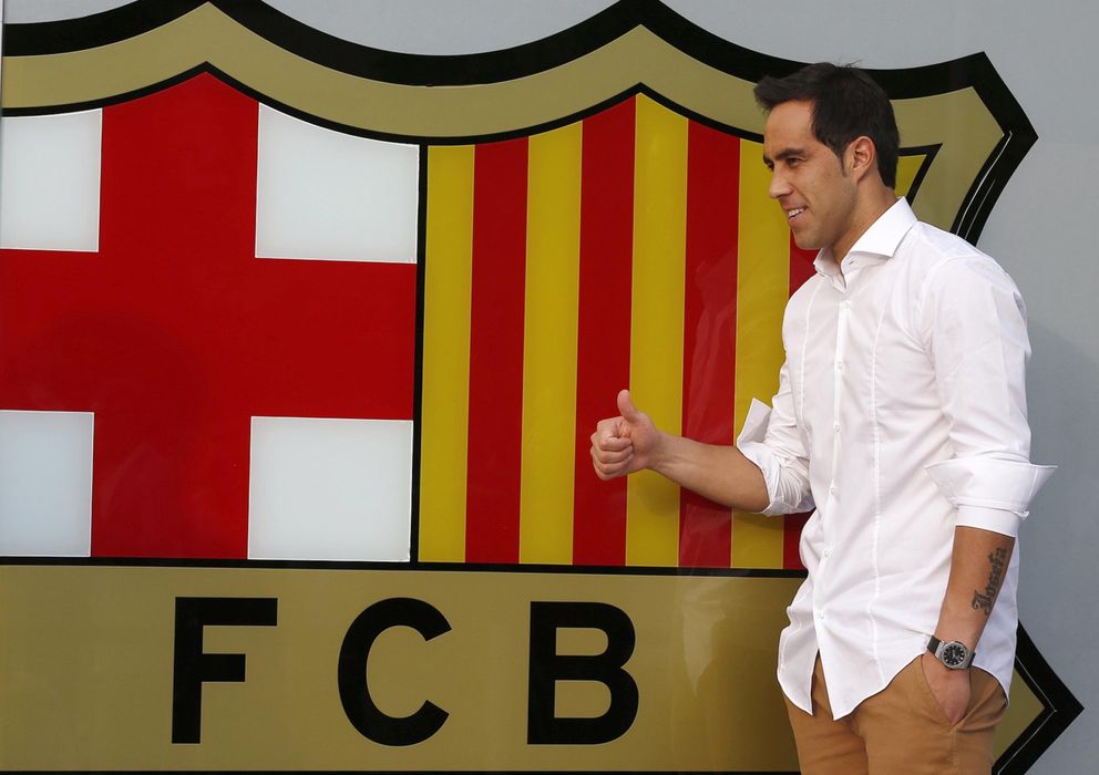 Foto: El nuevo portero del Barcelona Claudio Bravo llega a la Ciudad Condal.