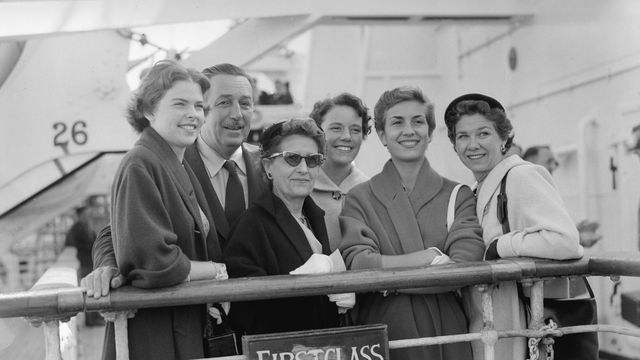 Walt Disney, junto a su mujer y sus dos hijas, Sharon and Diane. (Getty)