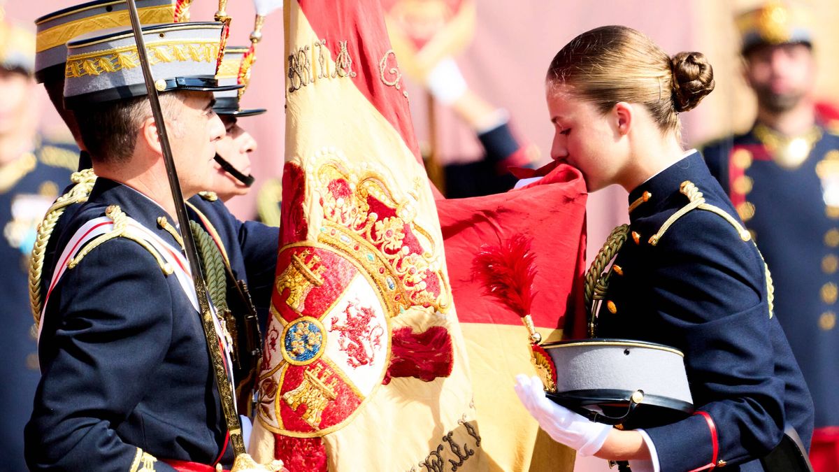 El pasado y futuro de la monarquía española, de la mano en la jura de bandera de Leonor