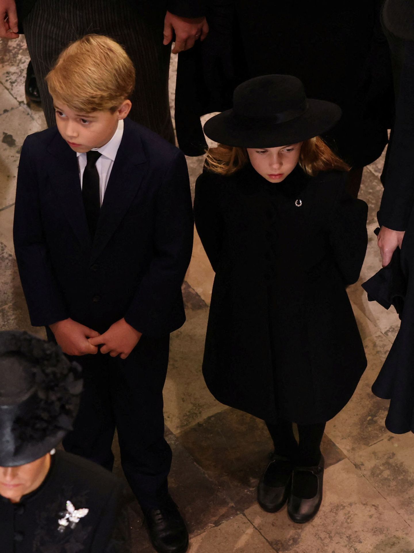 Charlotte, junto a su hermano con un broche de herradura. (Reuters/Pool/Ian Vogler)