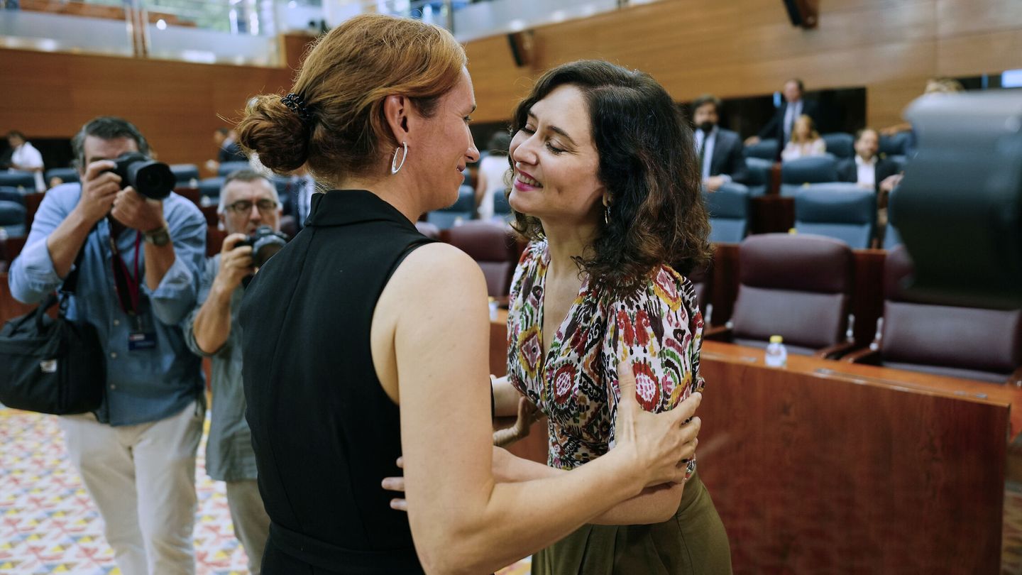 Mónica García saluda a Isabel Díaz Ayuso. (EFE/Borja Sánchez-Trillo)