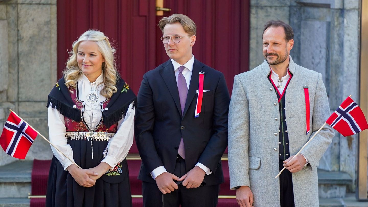 Los herederos al trono noruego, junto a su hijo Sverre Magnus. (EFE)