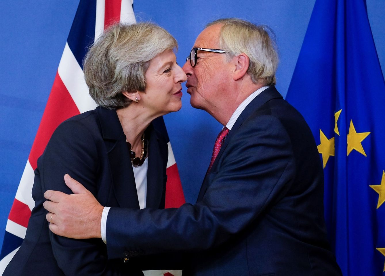 Theresa May saluda a Jean-Claude Juncker, presidente de la Comisión Europea. (EFE)