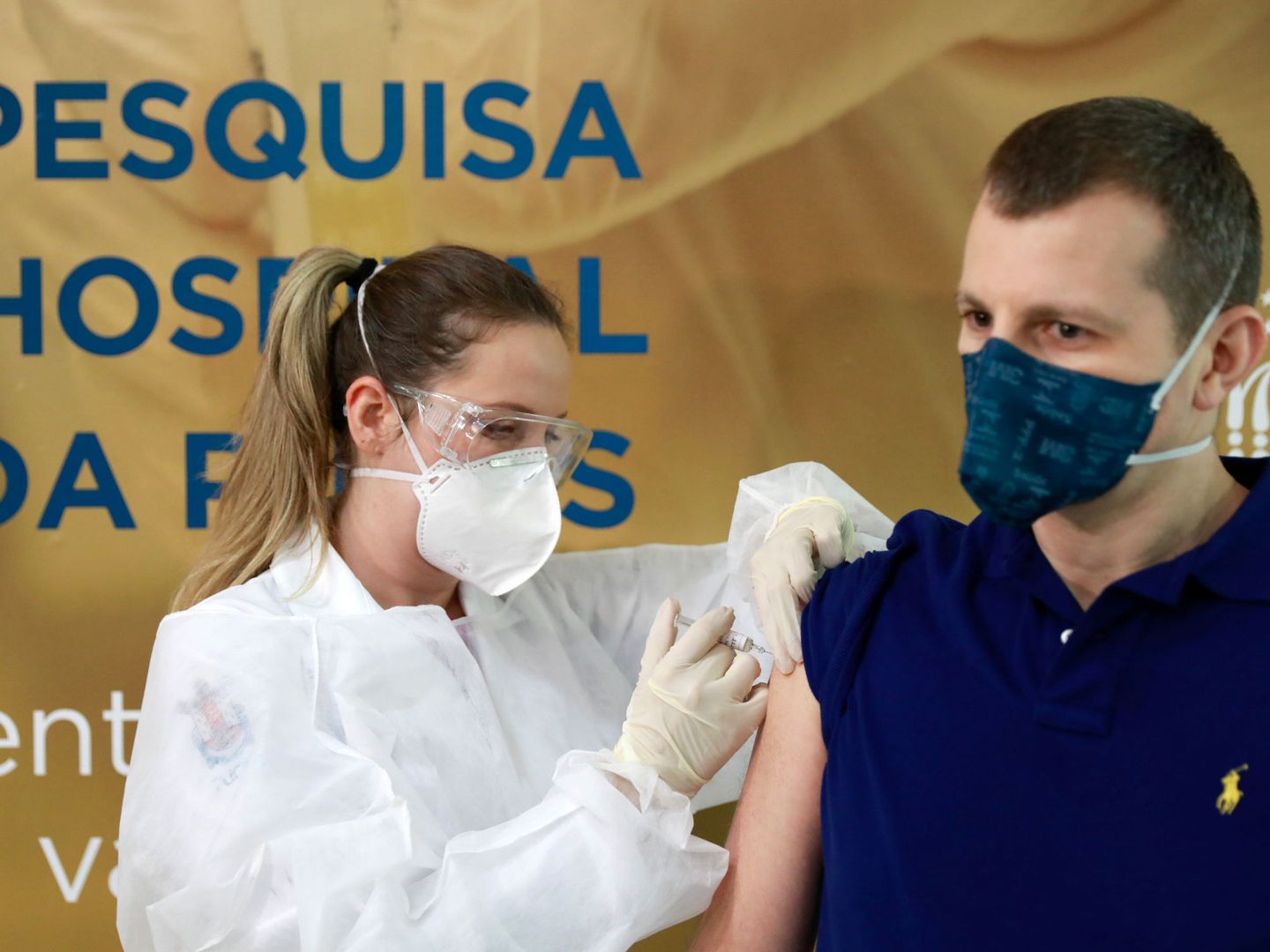 Pruebas de la vacuna del coronavirus en un paciente. (Reuters)