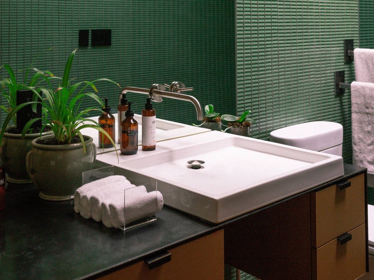 Foto: Trucos y claves para limpiar el baño y los azulejos. (Andrew Neel para Pexels)