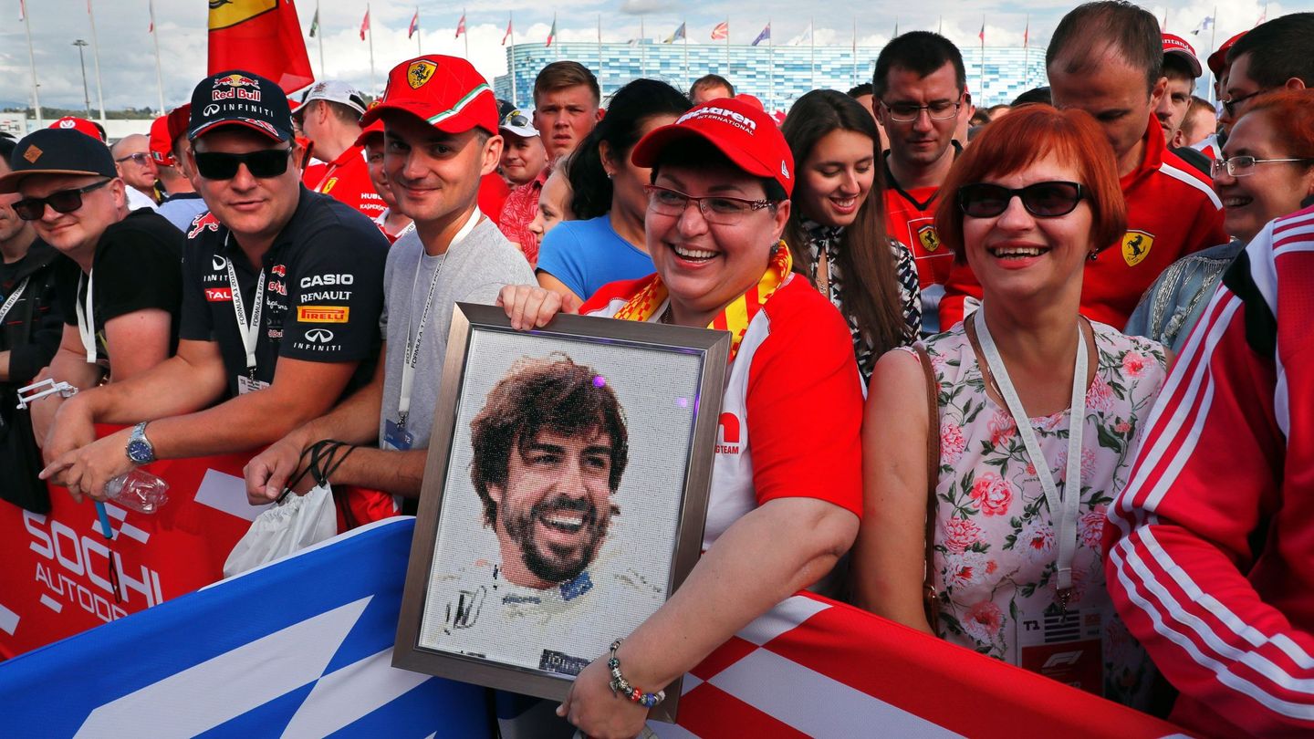 Una aficionada muestra un retrato del piloto español en Sochi. (EFE)