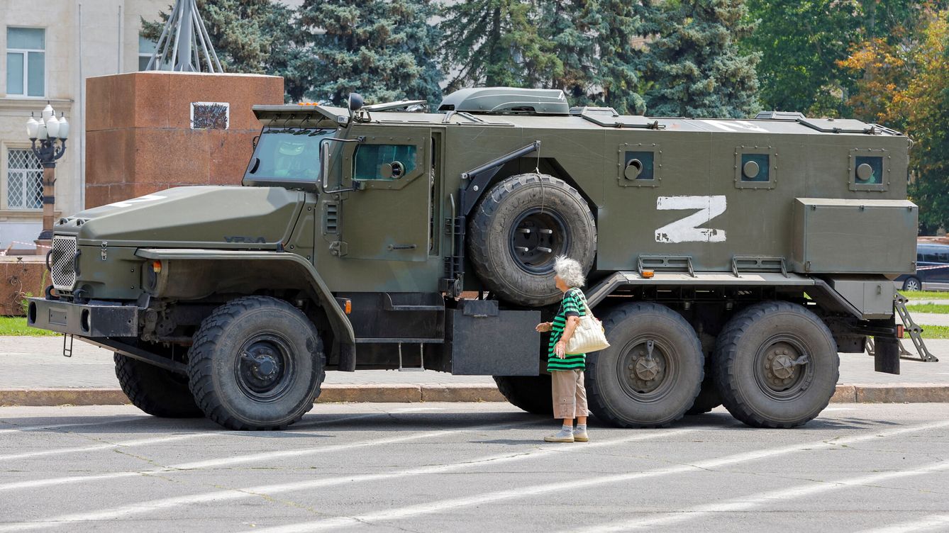 Foto: Camión de tropas prorrusas en la ciudad de Jersón. (Reuters/Ermochenko)