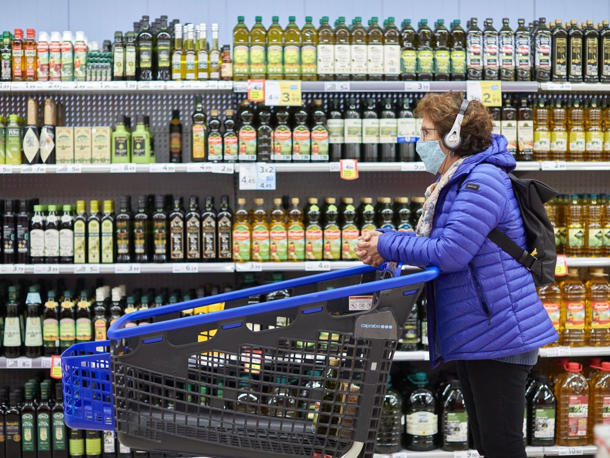 Foto: Una mujer hace la compra en un supermercado de Girona (EFE)