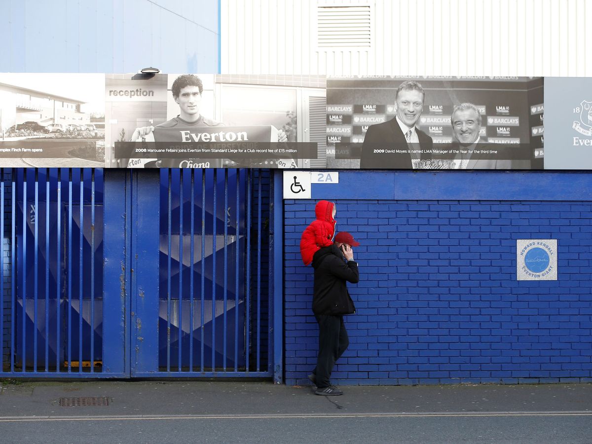 Foto: Las puertas del estadio del Everton, el Goodison Park, cerradas por la cancelación de la Premier. (Reuters)