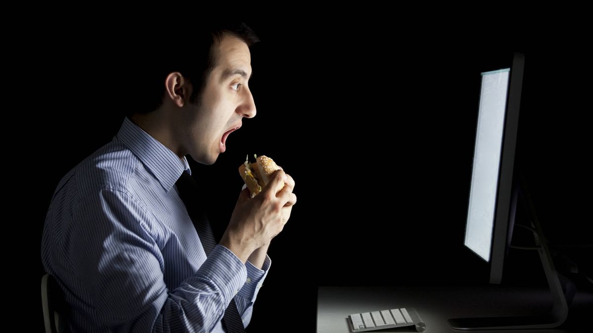 Por qué no debes comer tarde si quieres adelgazar