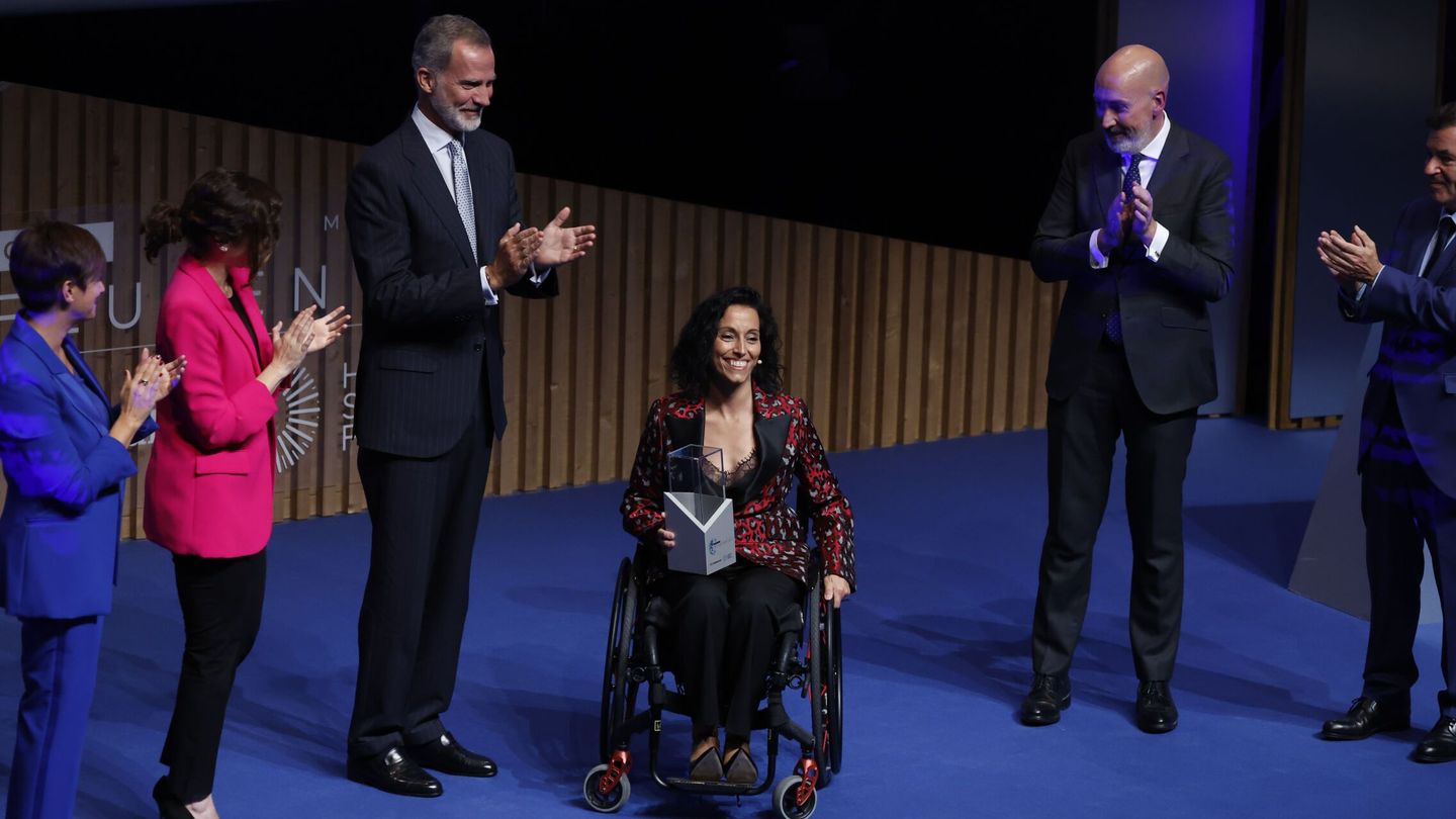 Teresa Perales recoge su Premio Influyente en la categoría Deporte. (EFE/Juanjo Martín)