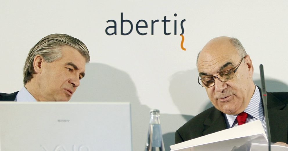 El presidente de Abertis, Salvador Alemany (d). (EFE)