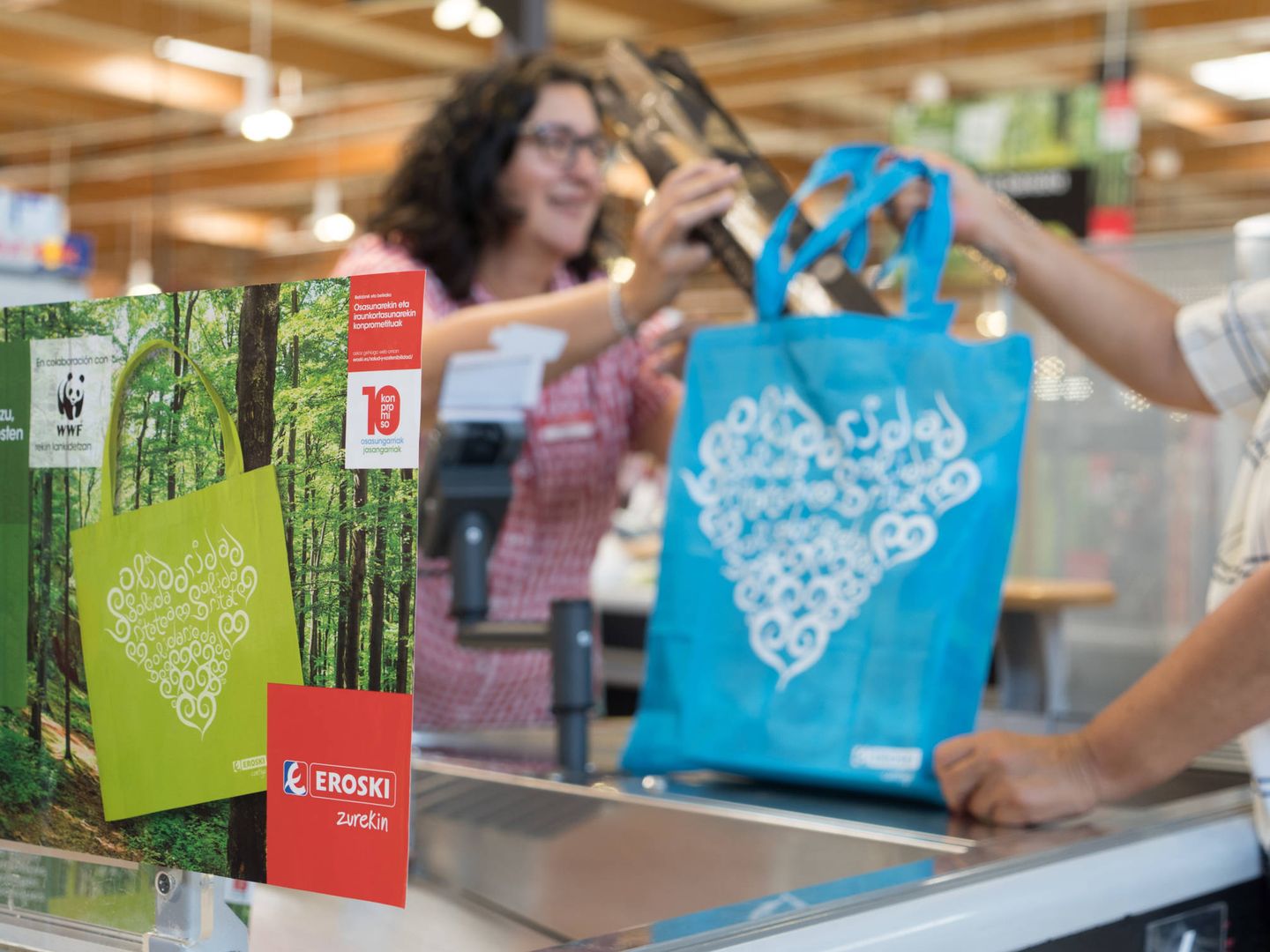 La tendencia de los consumidores a usar bolsas reutilizables es cada vez mayor. (Eroski)