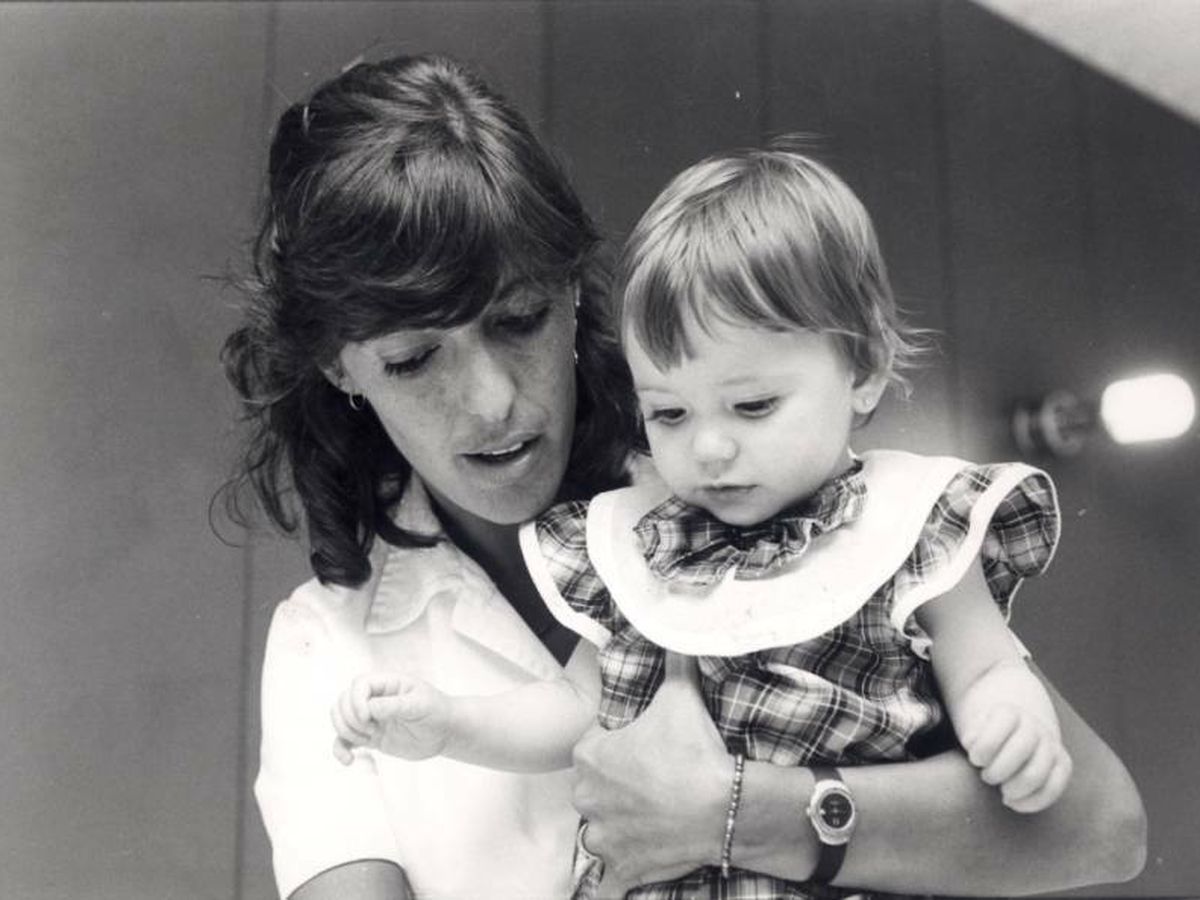 Foto: La doctora Anna Veiga con Victoria Anna en brazos, en una imagen de mediados de los años 80. (Dexeus Mujer)