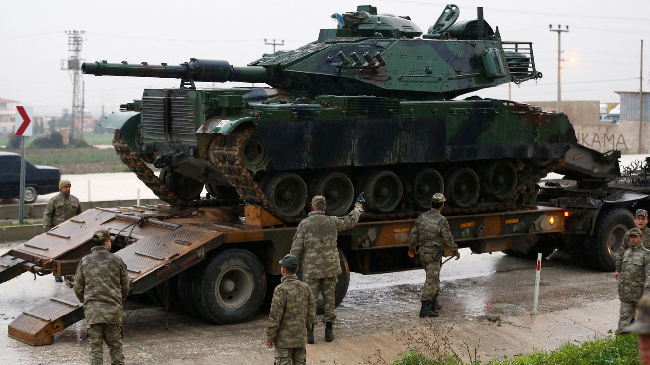 Foto: Un tanque del ejército turco movilizado hacia la frontera siria, el 17 de enero de 2018. (Reuters)