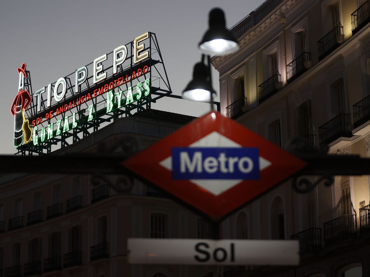 Foto: Un cartel publicitario iluminado este miércoles en la Puerta del Sol, en Madrid. (EFE/Mariscal)