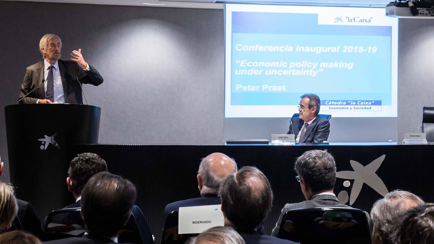 Conferencia de Peter Praet (BCE) ante la mirada de Jordi Gual (CaixaBank).
