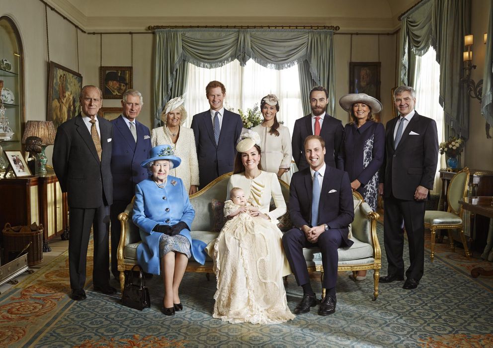 Foto: James junto a sus padres, sus hermanas y la familia Windsor en el bautizo del príncipe George