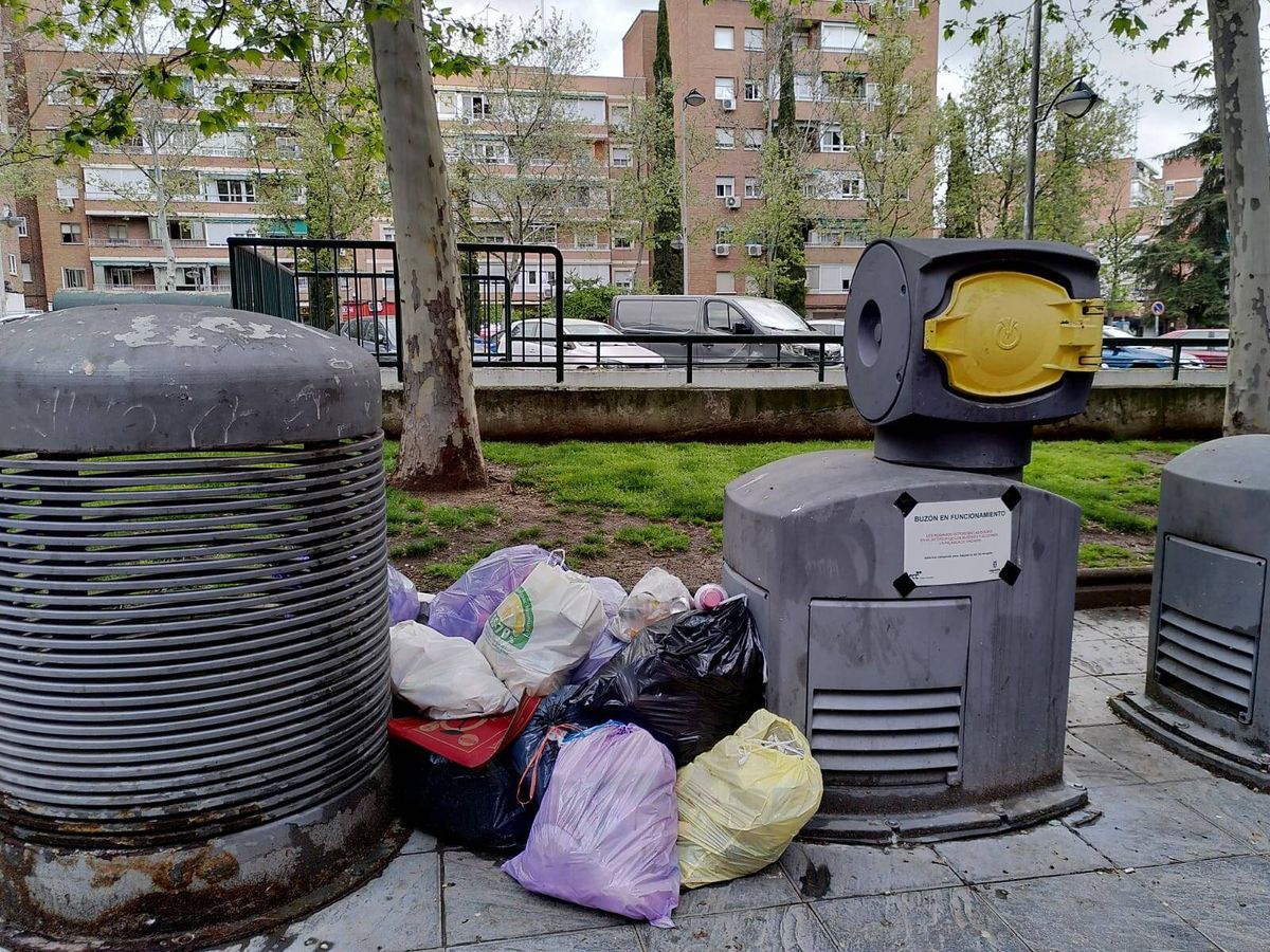 Foto: Bolsas de basura acumuladas en Leganés. (C. V. G.)