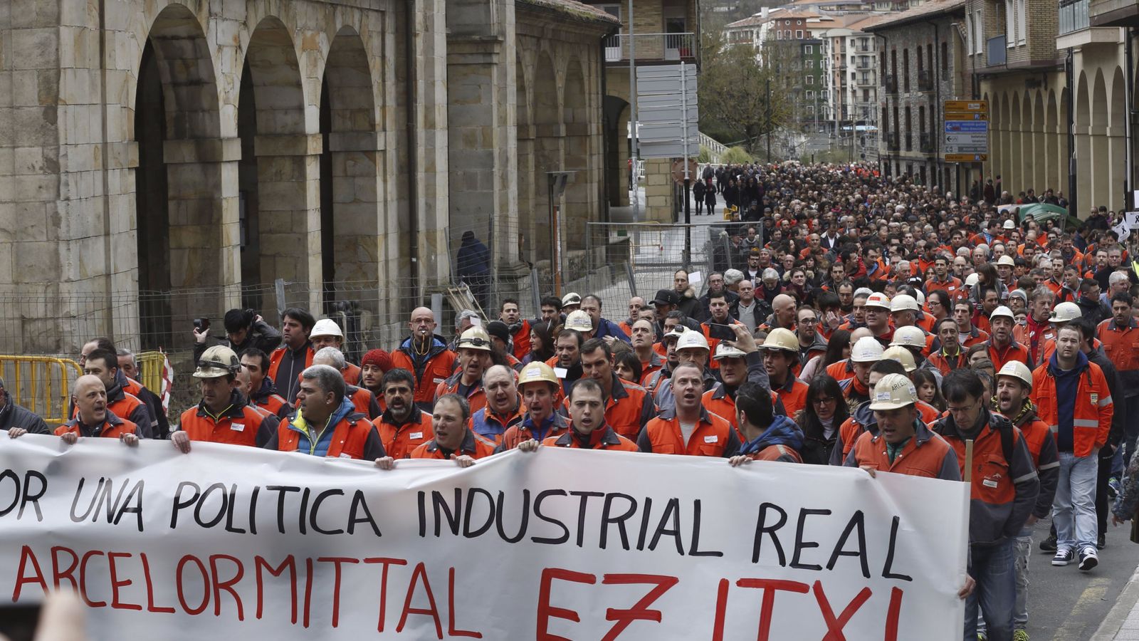 Foto: Los trabajadores de la planta de ArcelorMittal de Zumarraga en una protesta en el mes de marzo de 2016. (EFE)