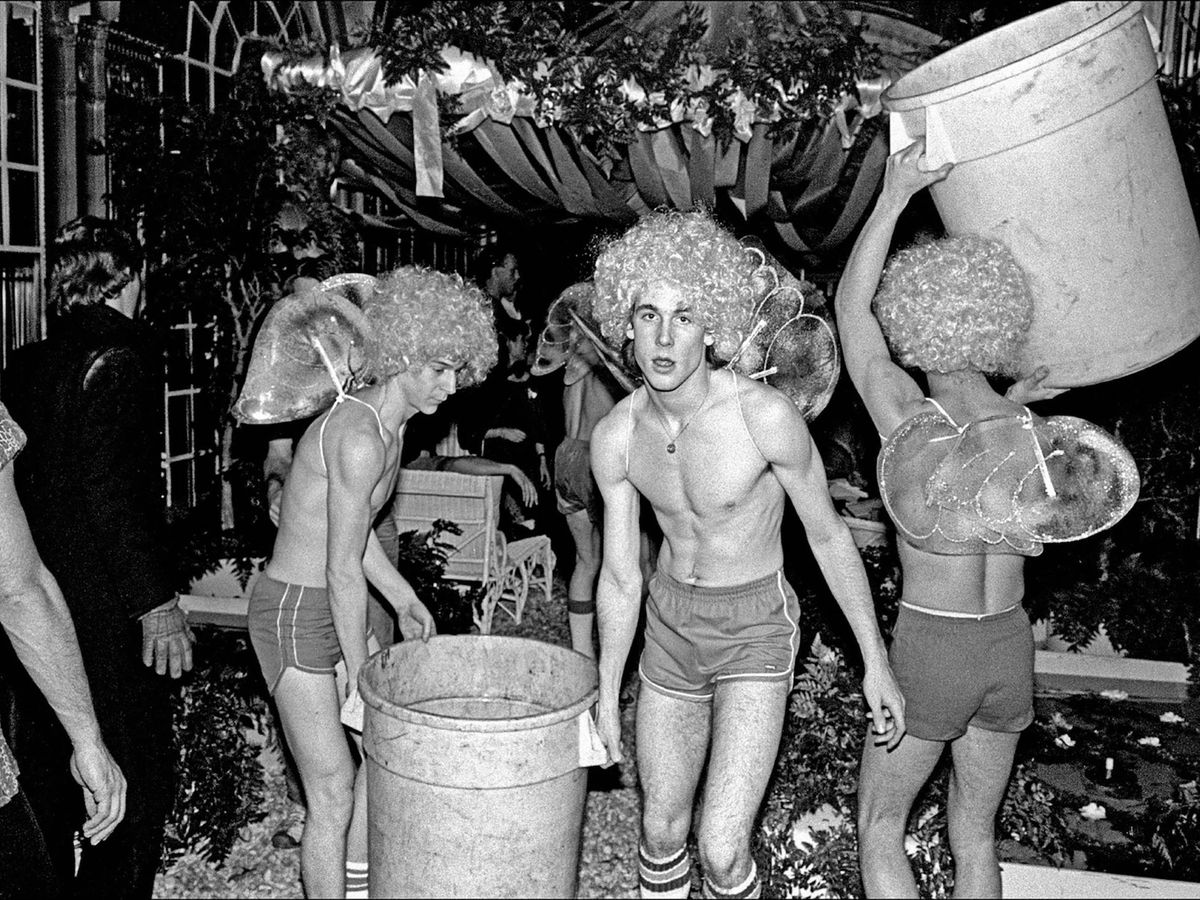 Foto: Un fotograma del documental 'Studio 54' que retrata a los recogevasos del local. (Filmin)